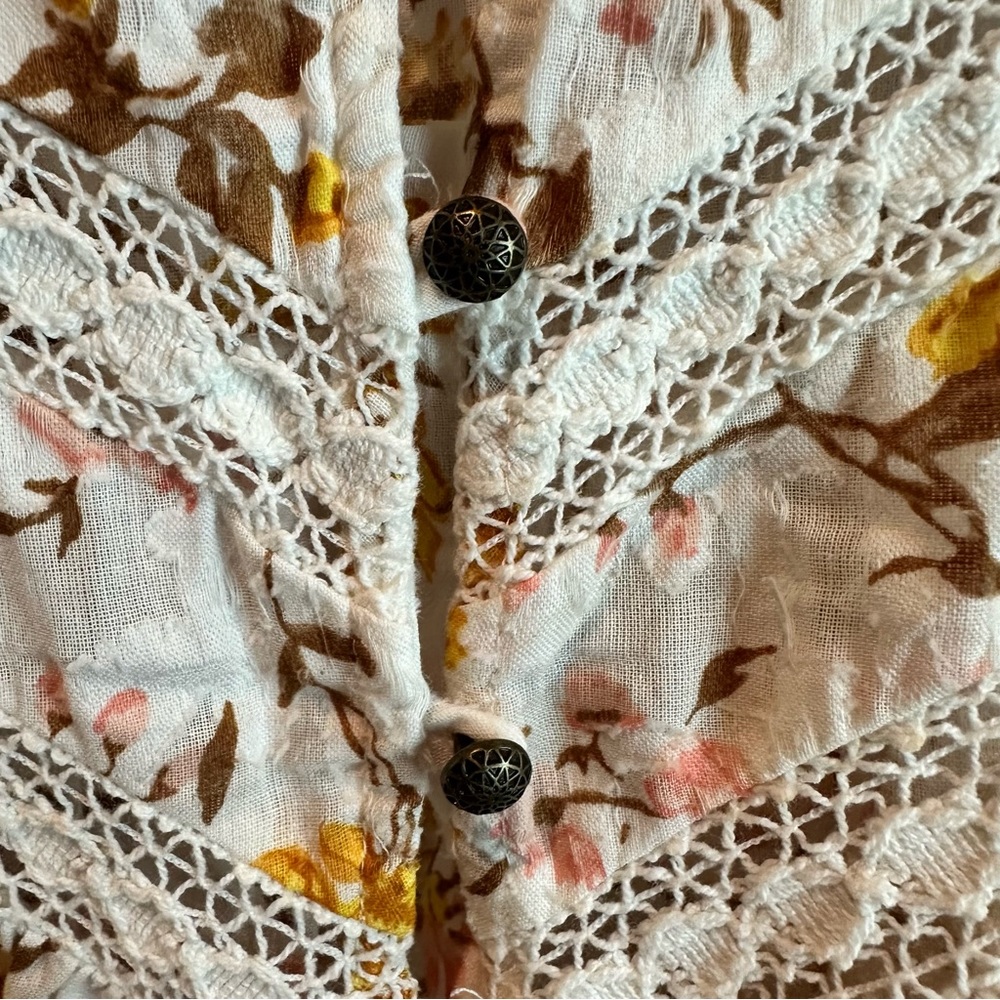 by Anthrolopogie Hester & Orchid Floral Lace Full Button Down Blouse Size Small - Picture 4 of 5